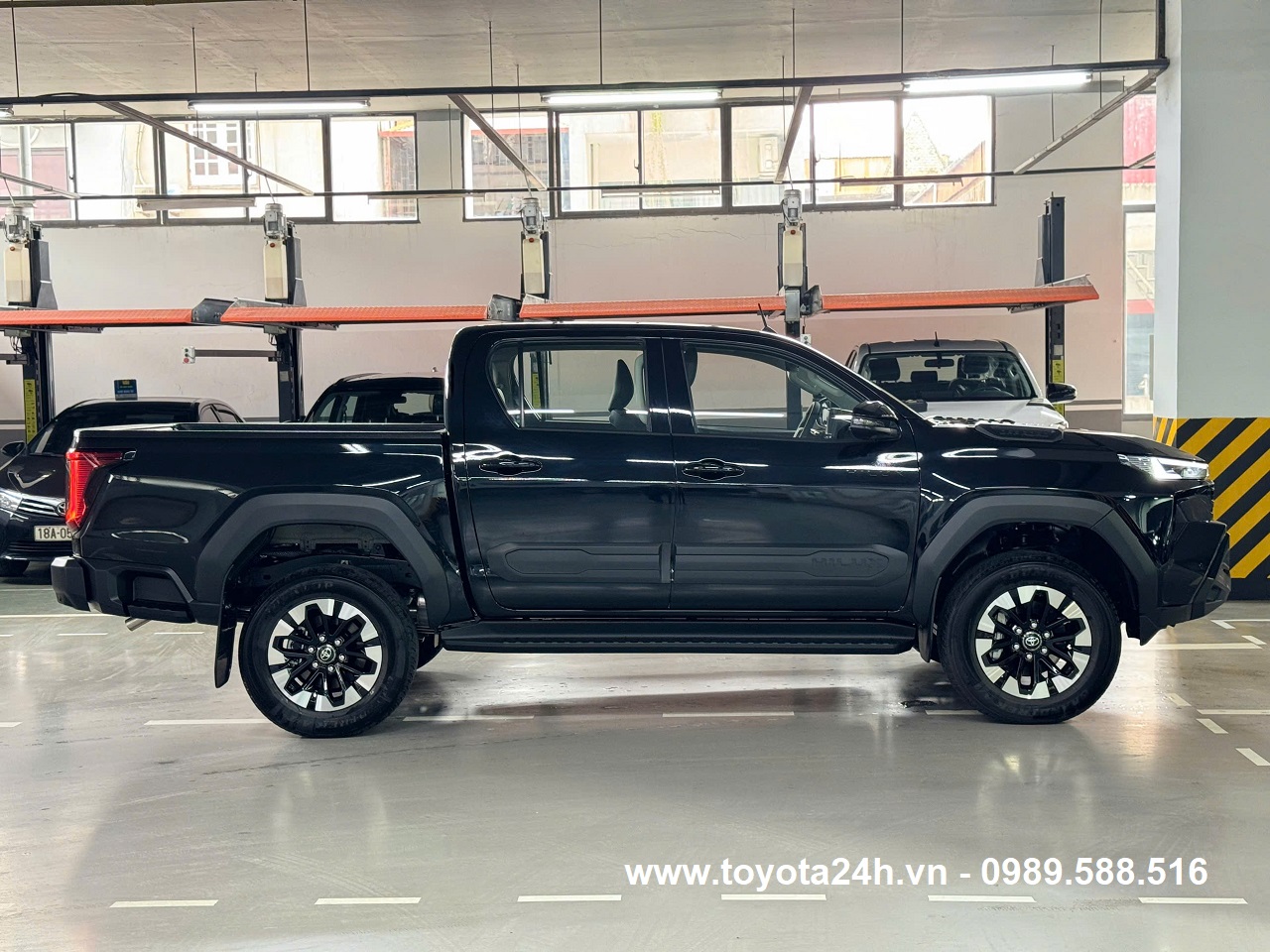 toyota-hilux-2.8AT-4x4-2026-mau-den-than-xe